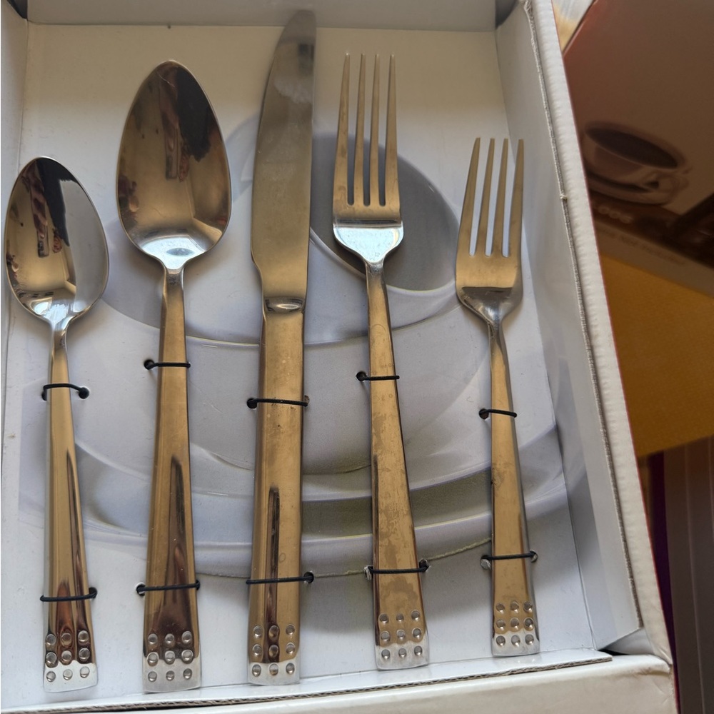 Elegant Gold Flatware Set